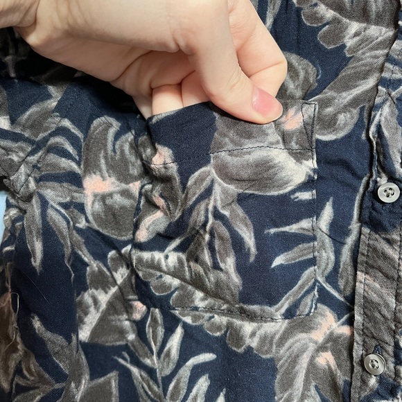 Hollister Tropical Leaves Floral Print Cropped Button Down Blouse - Picture 2 of 4